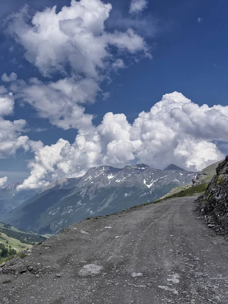 Mountain landscape along the road to Colle dell'Assietta — Stock Photo, Image