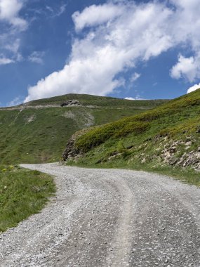 Dağ manzara Colle dell'Assietta ve Colle delle yol boyunca Finestre, Turin, Piedmont, İtalya, yaz