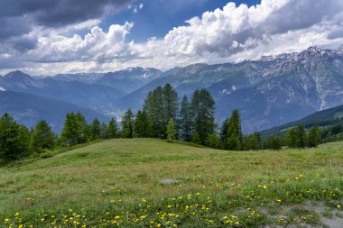 Dağ manzara Colle dell'Assietta ve Colle delle yol boyunca Finestre, Turin, Piedmont, İtalya, yaz