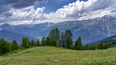 Dağ manzara Colle dell'Assietta ve Colle delle yol boyunca Finestre, Turin, Piedmont, İtalya, yaz