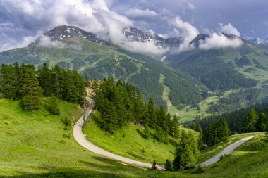 Dağ manzara Colle dell'Assietta ve Colle delle yol boyunca Finestre, Turin, Piedmont, İtalya, yaz