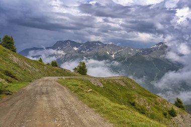 Dağ manzara Colle dell'Assietta ve Colle delle yol boyunca Finestre, Turin, Piedmont, İtalya, yaz