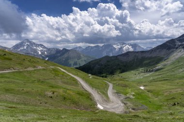 Dağ manzara Colle dell'Assietta ve Colle delle yol boyunca Finestre, Turin, Piedmont, İtalya, yaz