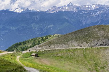 Dağ manzara Colle dell'Assietta ve Colle delle yol boyunca Finestre, Turin, Piedmont, İtalya, yaz