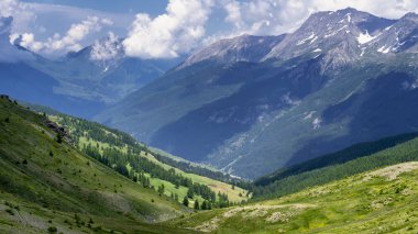 Dağ manzara Colle dell'Assietta ve Colle delle yol boyunca Finestre, Turin, Piedmont, İtalya, yaz