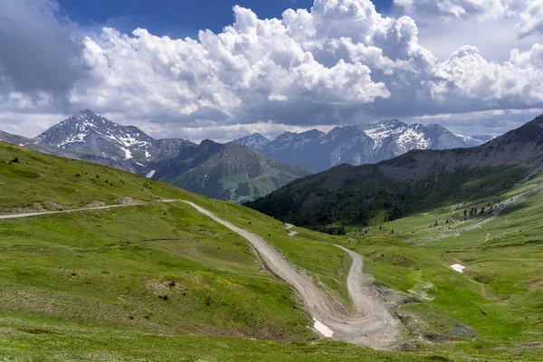 Dağ manzara Colle dell'Assietta ve Colle delle yol boyunca Finestre, Turin, Piedmont, İtalya, yaz