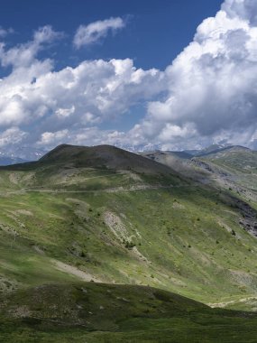 Dağ manzara Colle dell'Assietta ve Colle delle yol boyunca Finestre, Turin, Piedmont, İtalya, yaz