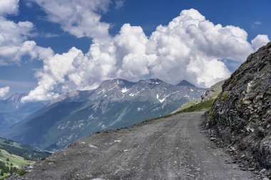 Dağ manzara Colle dell'Assietta ve Colle delle yol boyunca Finestre, Turin, Piedmont, İtalya, yaz