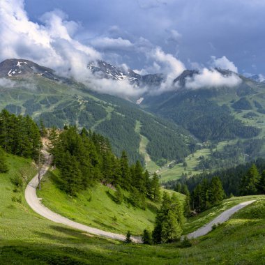 Dağ manzara Colle dell'Assietta ve Colle delle yol boyunca Finestre, Turin, Piedmont, İtalya, yaz