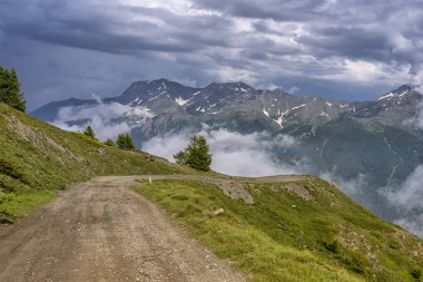 Dağ manzara Colle dell'Assietta ve Colle delle yol boyunca Finestre, Turin, Piedmont, İtalya, yaz