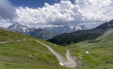Dağ manzara Colle dell'Assietta ve Colle delle yol boyunca Finestre, Turin, Piedmont, İtalya, yaz