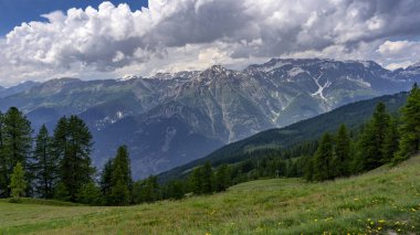 Dağ manzara Colle dell'Assietta ve Colle delle yol boyunca Finestre, Turin, Piedmont, İtalya, yaz