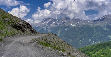 Dağ manzara Colle dell'Assietta ve Colle delle yol boyunca Finestre, Turin, Piedmont, İtalya, yaz