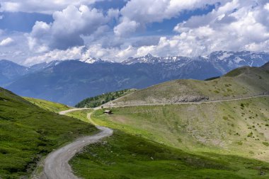 Dağ manzara Colle dell'Assietta ve Colle delle yol boyunca Finestre, Turin, Piedmont, İtalya, yaz