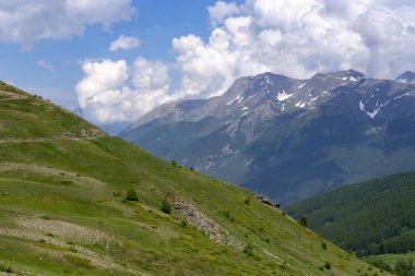 Dağ manzara Colle dell'Assietta ve Colle delle yol boyunca Finestre, Turin, Piedmont, İtalya, yaz