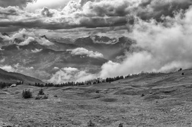 Dağ manzara Colle dell'Assietta ve Colle delle yol boyunca Finestre, Turin, Piedmont, İtalya, yaz. Siyah ve beyaz
