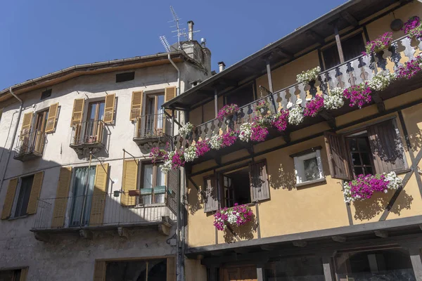 Susa Turin Piedmont Talya Tarihi Şehir Çiçekli Balkon Ile Tipik — Stok fotoğraf