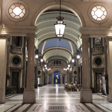 Turin, Piedmont, İtalya: gece San Federico Galeri