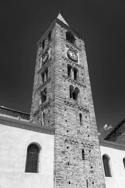 意大利皮埃蒙特 圣安东尼诺迪苏萨的历史教堂 黑色和白色 — 图库照片