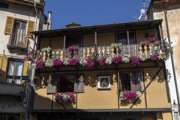 Susa Turijn Piemonte Italië Historische Stad Typisch Huis Met Bloemrijke — Stockfoto