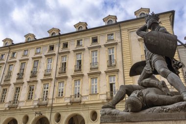 Turin, Piedmont, İtalya: tarihi kare olarak bilinen Piazza Palazzo di Citta, Conte Verde heykeli ile