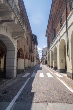 Crescentino, Vercelli, Piedmont, İtalya: arcades ile eski sokak