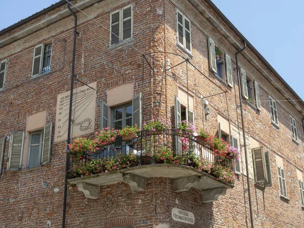 Crescentino Vercelli Piemont Italien Alter Palast Mit Blumenbalkon — Stockfoto