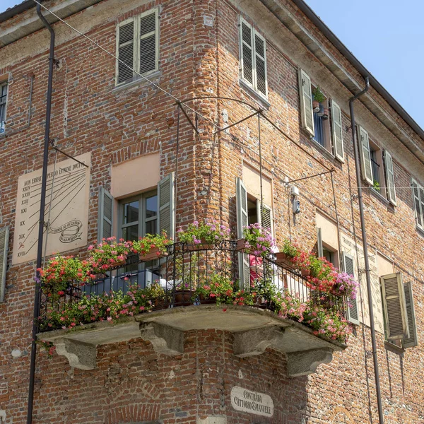 Crescentino Vercelli Piamonte Italia Antiguo Palacio Con Balcón Con Flores —  Fotos de Stock