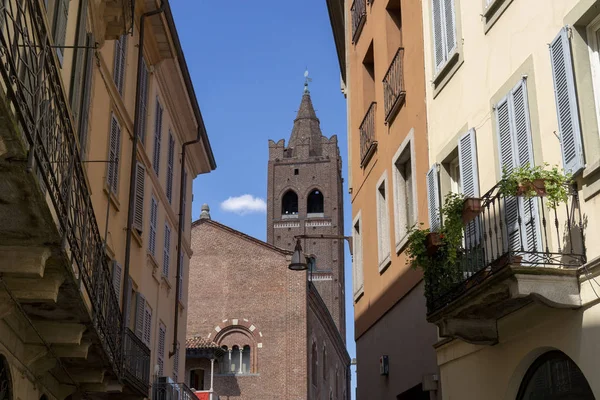 Monza, Itália: paisagem urbana com a torre de Arengario — Fotografia de Stock