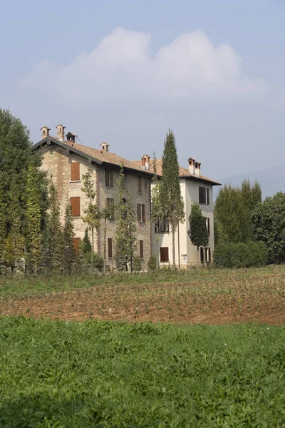 Country house w parku Curone o jesieni — Zdjęcie stockowe