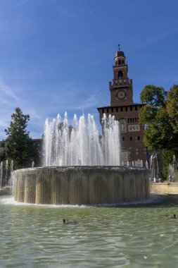 Castello Sforzesco'ya ve Çeşme Milano (İtalya)