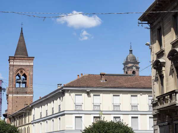 Monza, italien: stadtbild mit glockenturm — Stockfoto