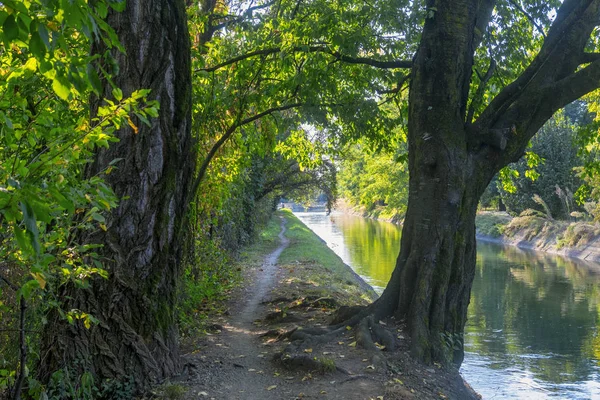 Mailand (Italien): Weg entlang des Villoresi-Kanals — Stockfoto