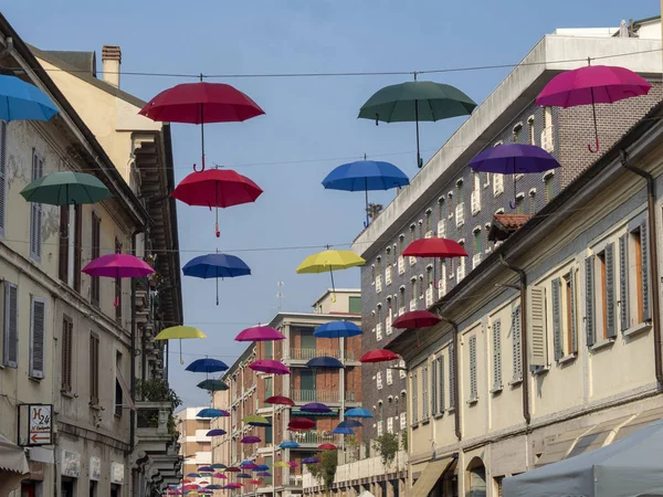 Villasanta, Italie : parasols colorés — Photo