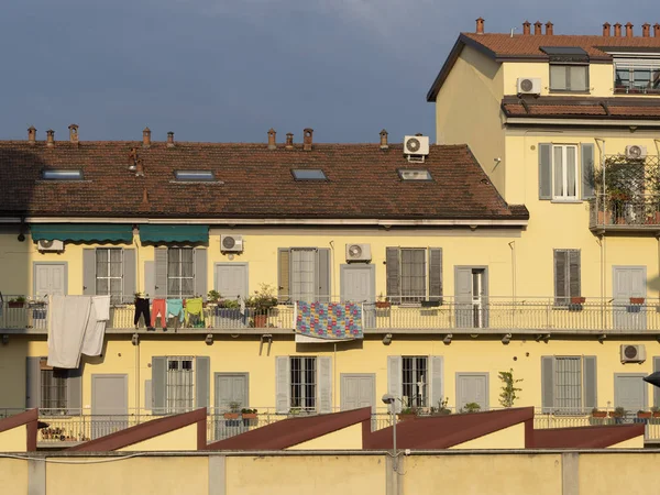 Старые дома вдоль Корсо Лоди в Милане, Италия — стоковое фото