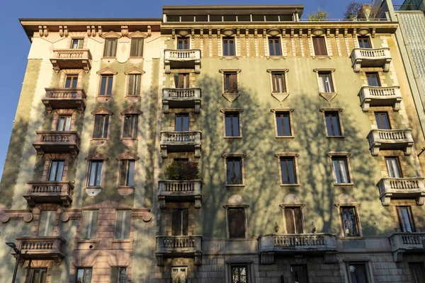Antigo edifício ao longo corso Sempione em Milão — Fotografia de Stock