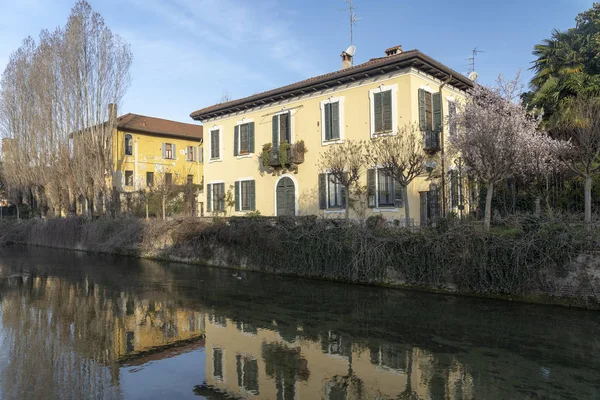 Edifícios antigos ao longo do canal Martesana, Milão — Fotografia de Stock