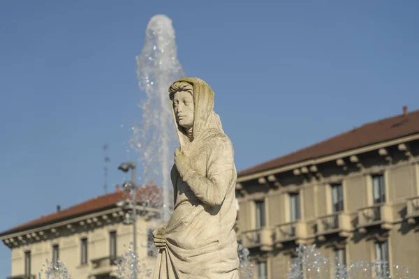 Milaan: standbeeld van historische fontein op Citylife — Stockfoto