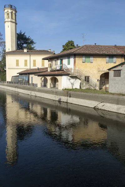 Edificios antiguos a lo largo del canal Martesana en Inzago, Milán — Foto de Stock