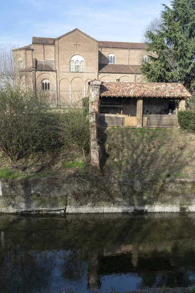 Старі будівлі вздовж каналу Мартекана в Groppello, Мілан — стокове фото