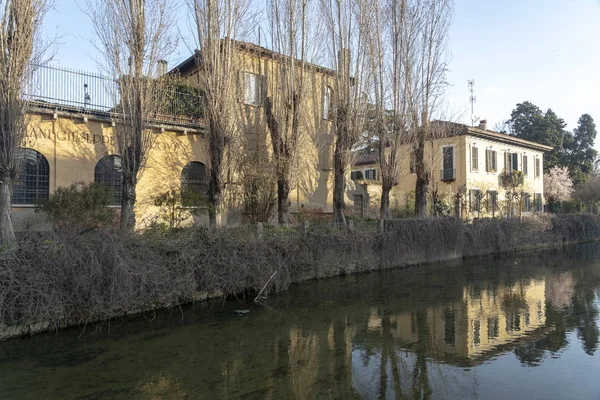 Edifícios antigos ao longo do canal Martesana, Milão — Fotografia de Stock