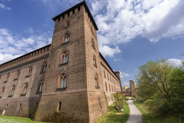 Pavie, Italie : le château médiéval au printemps — Photo