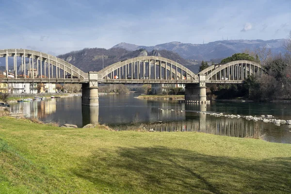 Велодорожка вдоль реки Адда: мост Бридж — стоковое фото