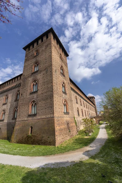 Pavia, Italya: baharda Ortaçağ Kalesi — Stok fotoğraf