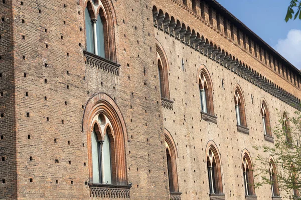 Pavia, Italië: het middeleeuwse kasteel in de lente — Stockfoto