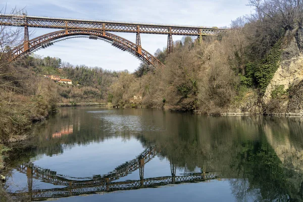 Исторический мост Падерно, Италия — стоковое фото