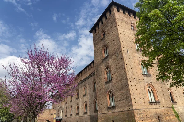 Pavia, Italië: het middeleeuwse kasteel in de lente — Stockfoto