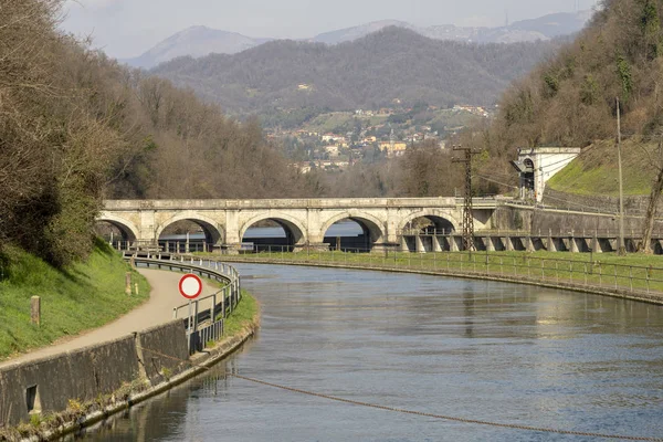 Cyclisme le long de la rivière Adda — Photo