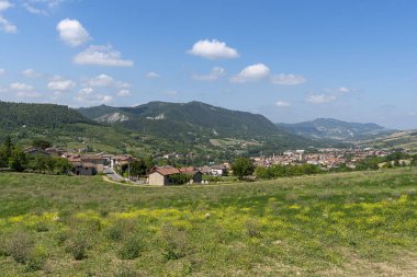 Varzi, Pavia, Italya 'nın panoramik manzarası