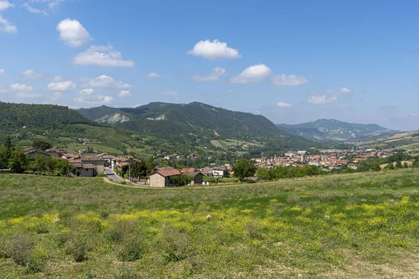 Панорамний вид на Varzi, Павія, Італія — стокове фото